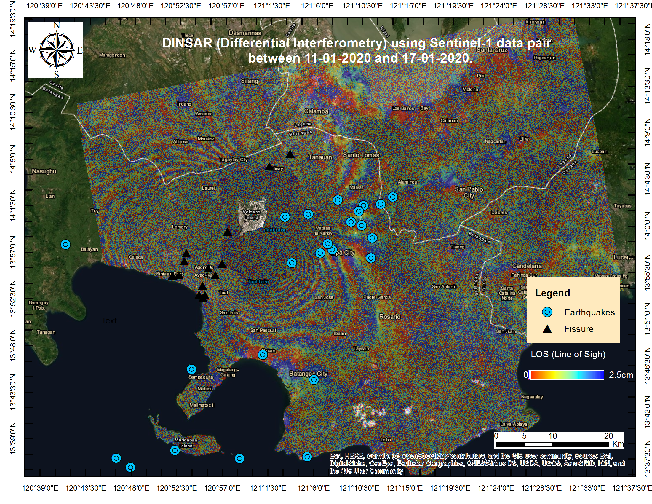 Figura 1. Interferograma diferencial generado con imágenes Sentinel-1 para el para el periodo 11-01-2020 / 17-01-2020. Triángulos negros: fracturas de suelo superficiales reportadas antes, durante y después de la fase eruptiva. Puntos azules: epicentros sísmicos (Fuente: Philippine Institute of Volcanology and Seismology (PHIVOLCS))