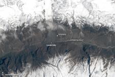 Deslizamiento de tierra en Langtang Vally tras el terremoto del 25 de abril en Nepal. Imagen: NASA.