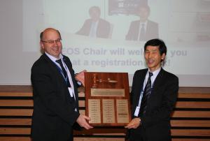 EUMETSAT Director-General Alain Ratier hands over the CEOS chairmanship to Shizu