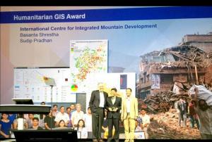 Basanta Shrestha (in the middle), ICIMOD's Director of Strategic Cooperation, receiving the Award in San Diego (Image: ICIMOD)