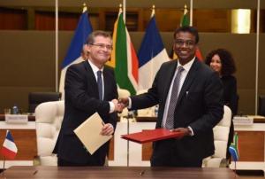 Jean-Pascal Le Franc,CNES Director of Planning, International Relations and Quality and Dr Valanathan Munsami, CEO of SANSA signing the MoU
