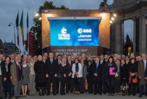 These days, the Champs-Elysées in Paris hosts a Climate Cube (Image: ESA).