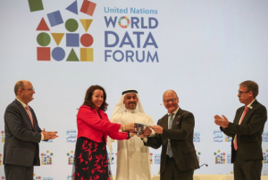 Abdulla Nasser Lootah, Director General, FCSA, UAE, presents a silver falcon to Maya Tissafi, Ambassador of Switzerland to the UAE, as the host of the next World Data Forum. Image: IISD/ENB | Kiara Worth