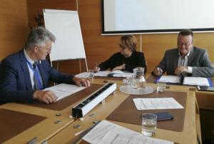 H.E. Gerhard Küntzle, Permanent Representative of Germany to the United Nations (Vienna); UNOOSA Director Ms. Simonetta Di Pippo; and Prof. Klaus Greve from the Centre for Remote Sensing of Land Surfaces (ZFL) at the University of Bonn.