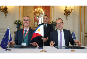 ESA and the European Commission sign the CopPhil initiative; Koen Doens, Director General for International Partnerships at the European Commission (left) and Josef Aschbacher, Director General of ESA (right) with Pablito Mendoza, Deputy Chief of Mission and Consul General of the Embassy of the Republic of the Philippines in the Kingdom of Belgium (back); © ESA (Philippe Sebirot).