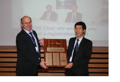 EUMETSAT Director-General Alain Ratier hands over the CEOS chairmanship to Shizu