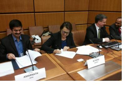 Ms Simonetta di Pippo (UNOOSA) and Dr Giriraj Amarnath (IWMI) signed a memorandum of understanding making IWMI UN-SPIDER's latest RSO.